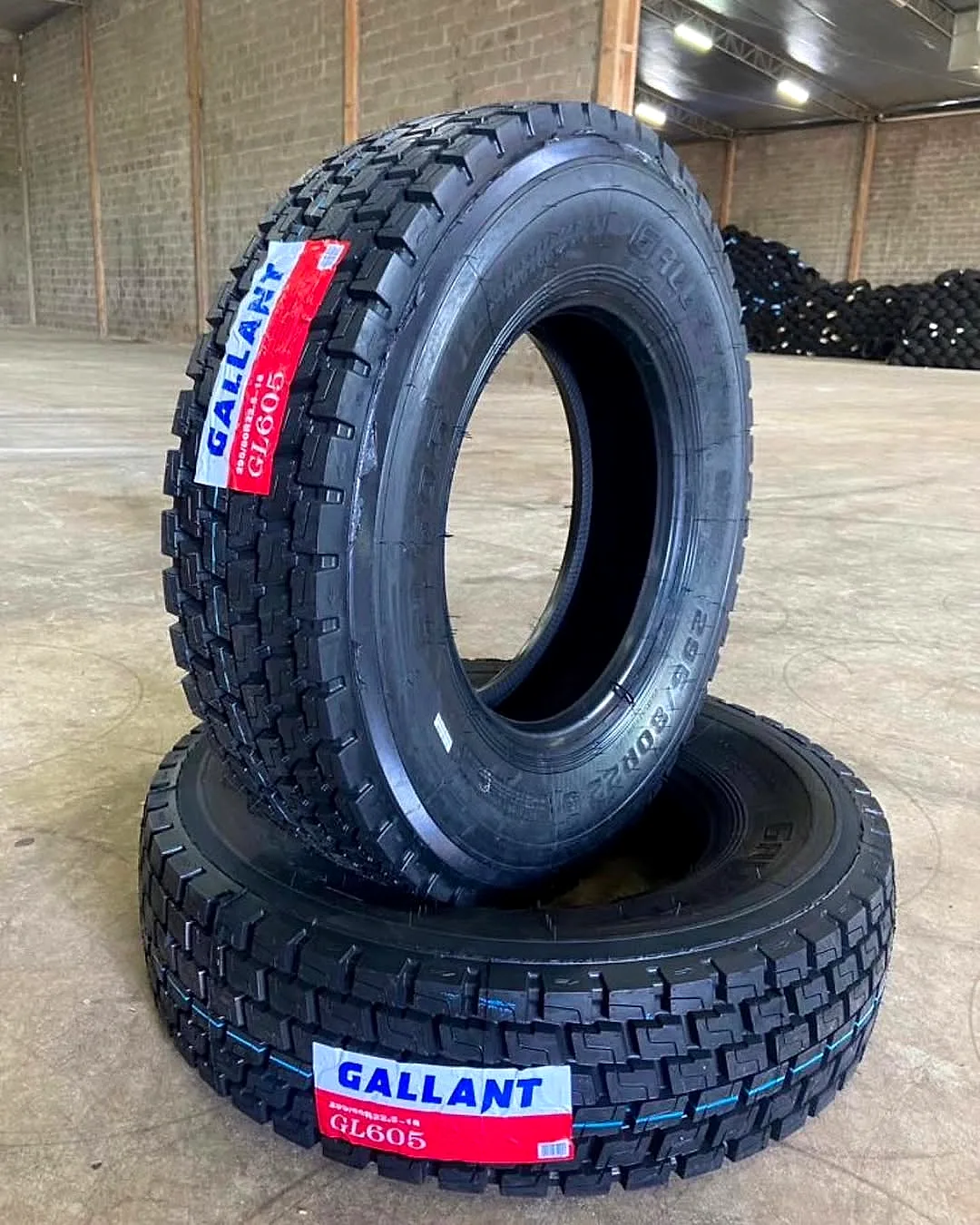 Pneus Gallant 295/80R22.5 novos no galpão da Rayane Pneus