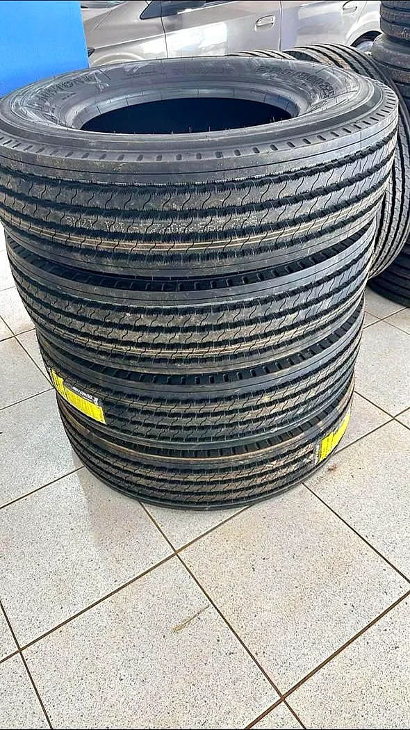 Pneus lisos empilhados na loja