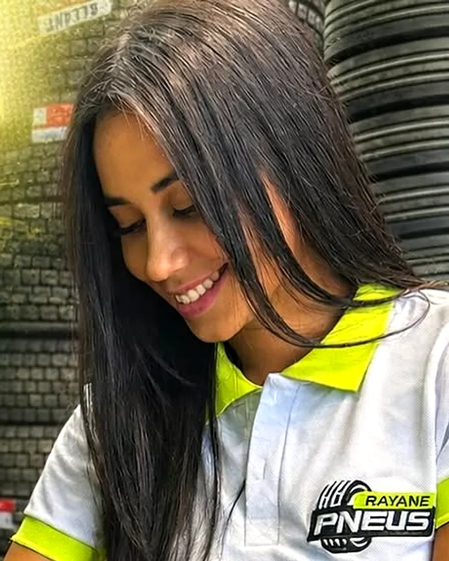 Rayane conferindo a medida de um pneu