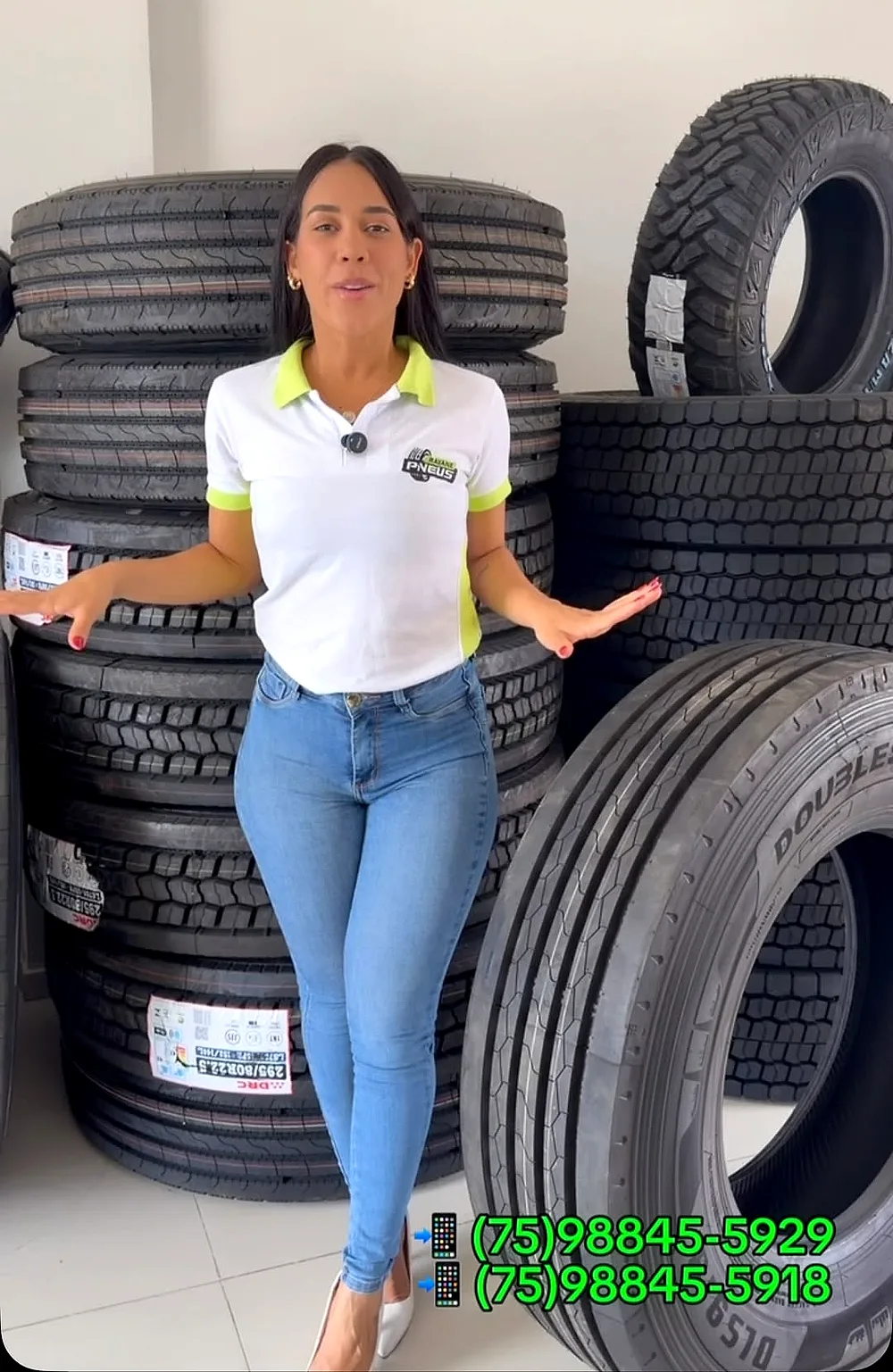 Rayane apresentando o estoque de pneus